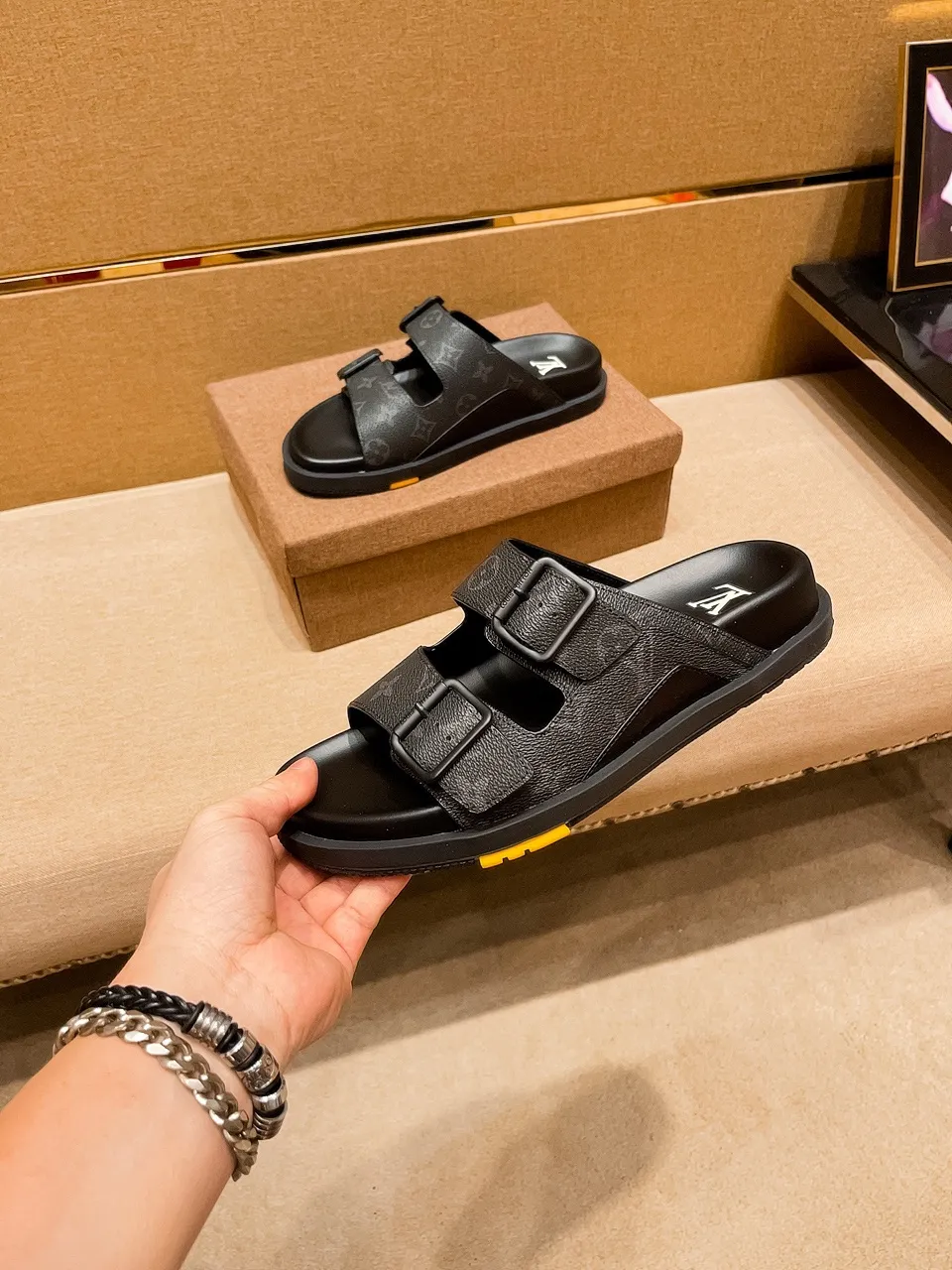 Men's shoes 💰 380 💰 New model on the market 🔥 [LV 🔥 Slippers] High-end 1:1 mold customization of first-layer cowhide, original upgraded version of the outsole, lighter and non-slip. The market's top quality, fashionable and trendy, versatile and popular, simple yet tasteful, a must-have for fashionistas, exuding a fashionable and casual atmosphere, fashion is at your feet, full of confidence, the same style at the counter 👍The season of spring and summer slippers is here, they are super beautiful to wear, 38-44, multiple colors available🔥